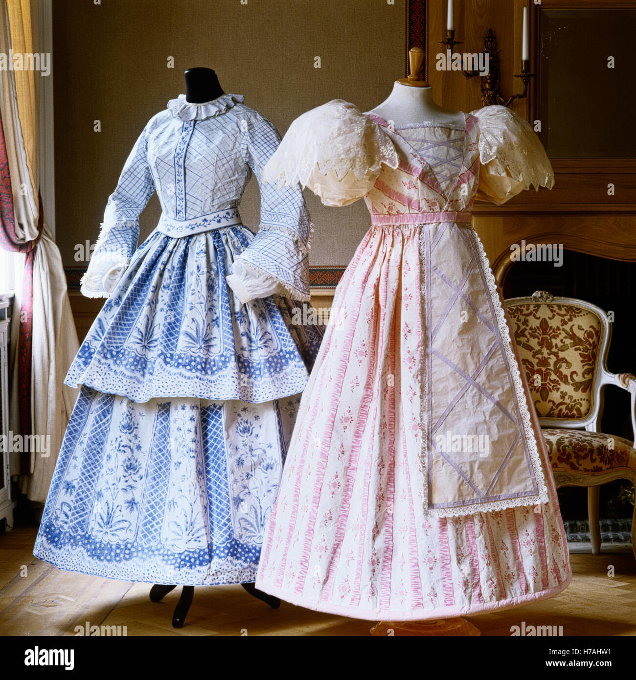 Azul y vestidos estampados en papel rosa, réplicas históricas por Isabelle  de Borchgrave Fotografía de stock - Alamy