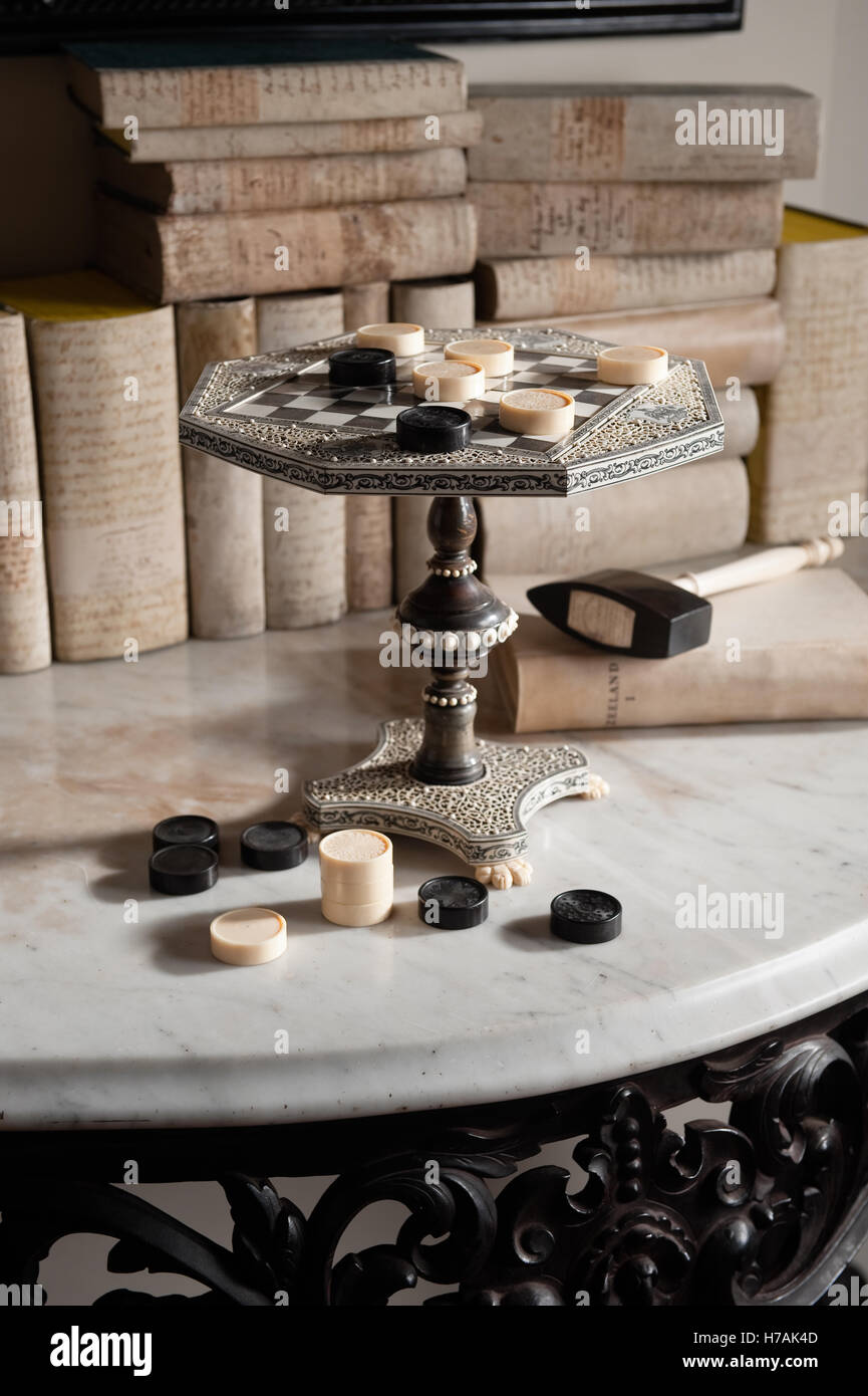 Anglo Indian Vizagapatam marfil y cuernos de tablero de ajedrez en forma de tabla en miniatura Guinevere la tienda de antigüedades en Kings Road. Foto de stock