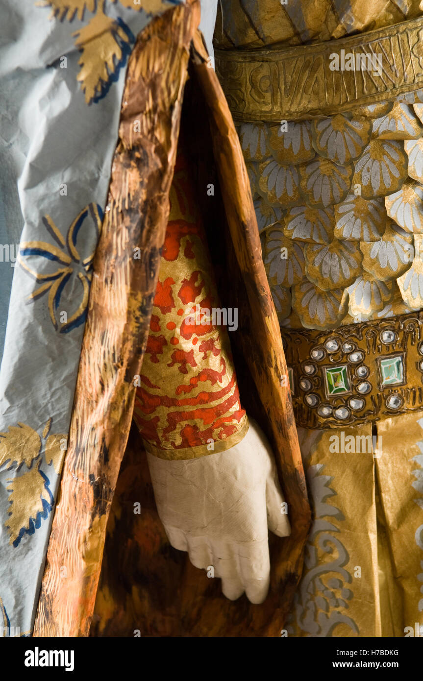 Detalle de la camisa del Príncipe, réplicas históricas hechas de papel, por Isabelle de Borchgrave Foto de stock