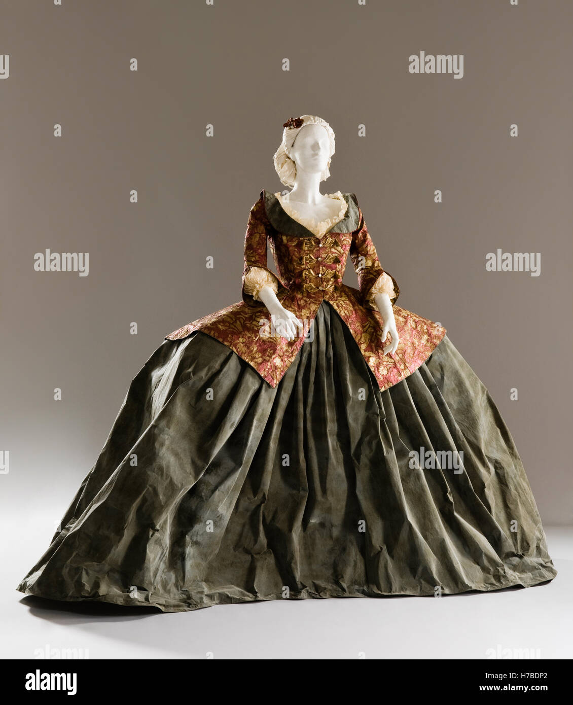 Vestido de crinolina fotografías e imágenes de alta resolución - Alamy