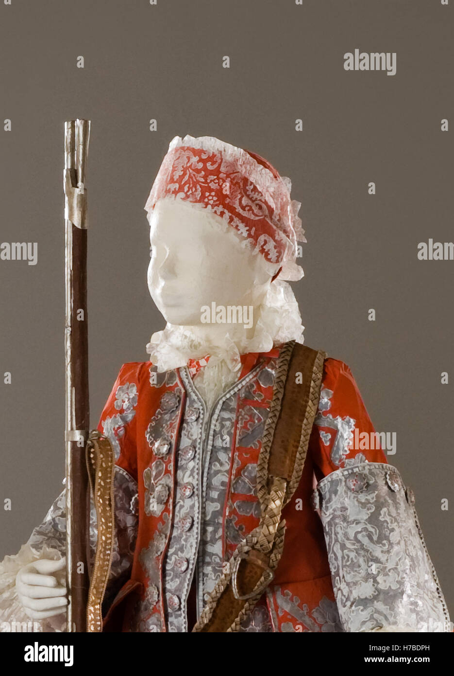 Niño en traje de caza, prendas de vestir, papel de réplicas históricas por Isabelle de Borchgrave Foto de stock