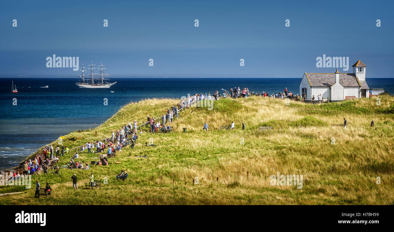 Los espectadores viendo la Tall Ships Race de Seaton esclusa Foto de stock