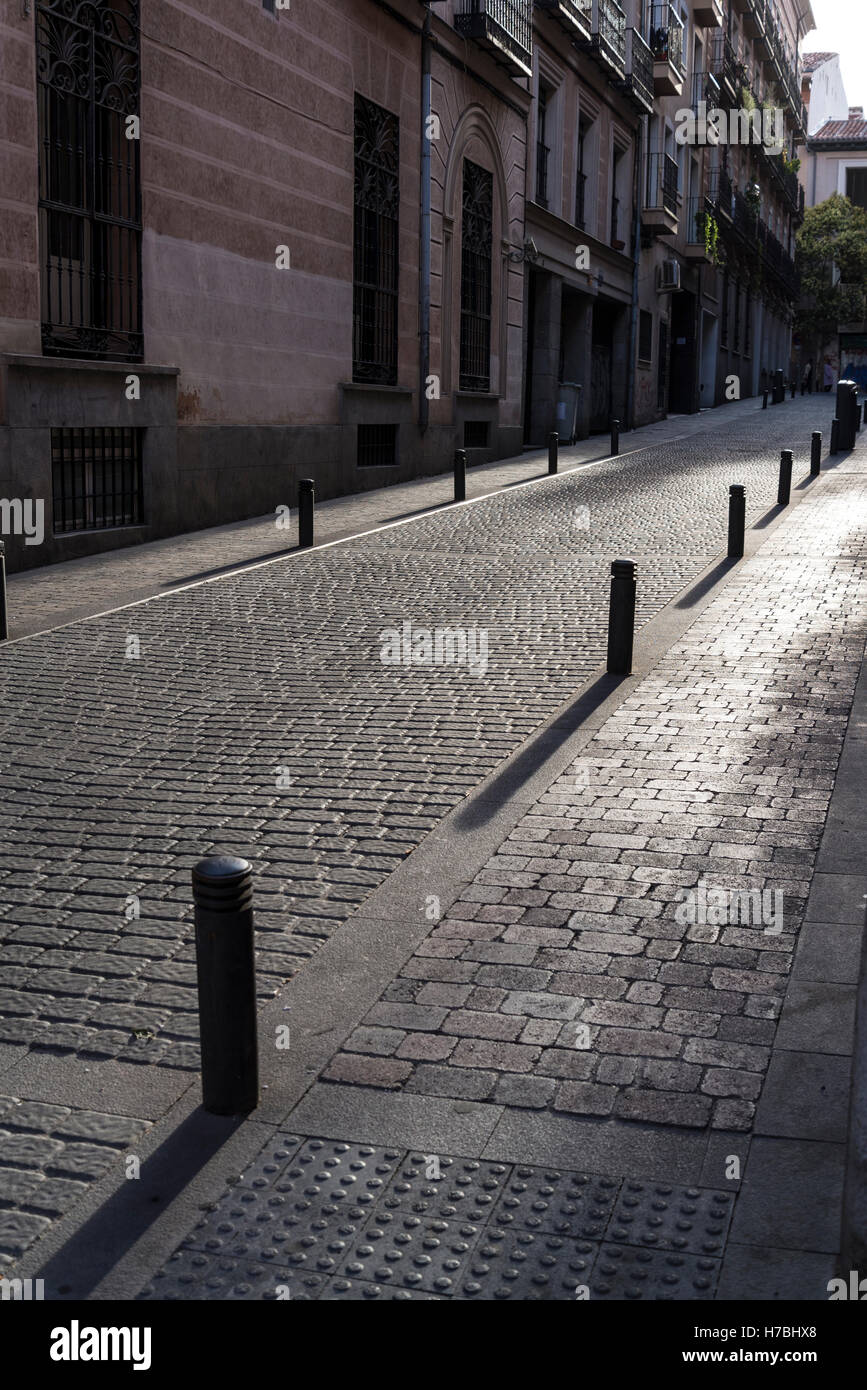Calle peatonal de adoquines en el barrio de Huertas, Madrid, España  Fotografía de stock - Alamy