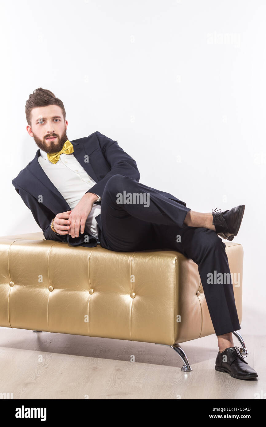 joven apuesto hombre clásico traje pajarita amarilla Fotografía de stock - Alamy