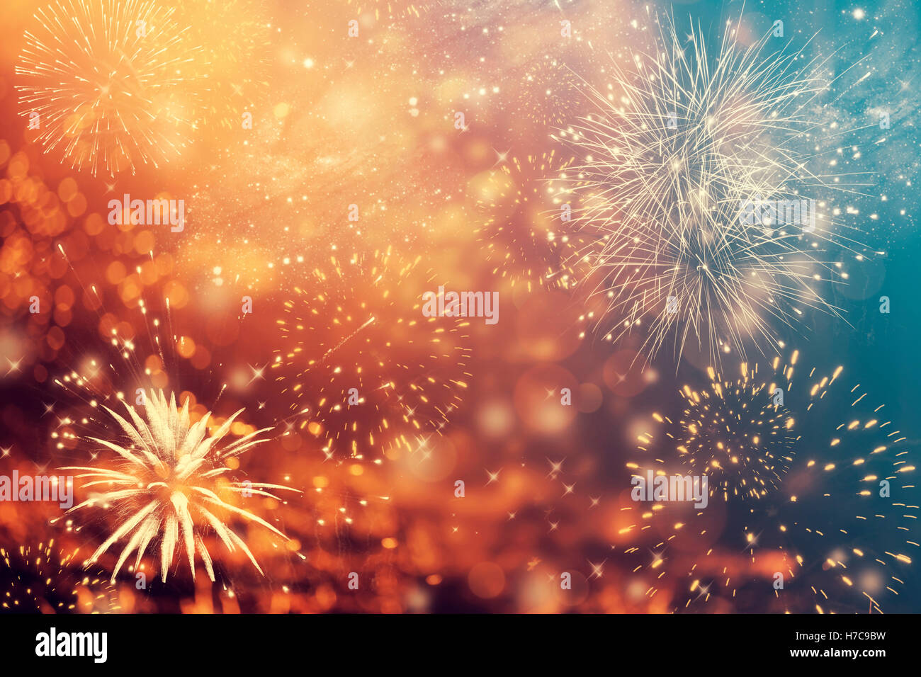 Resumen de vacaciones colorido fondo de cielo con fuegos artificiales y estrellas Foto de stock
