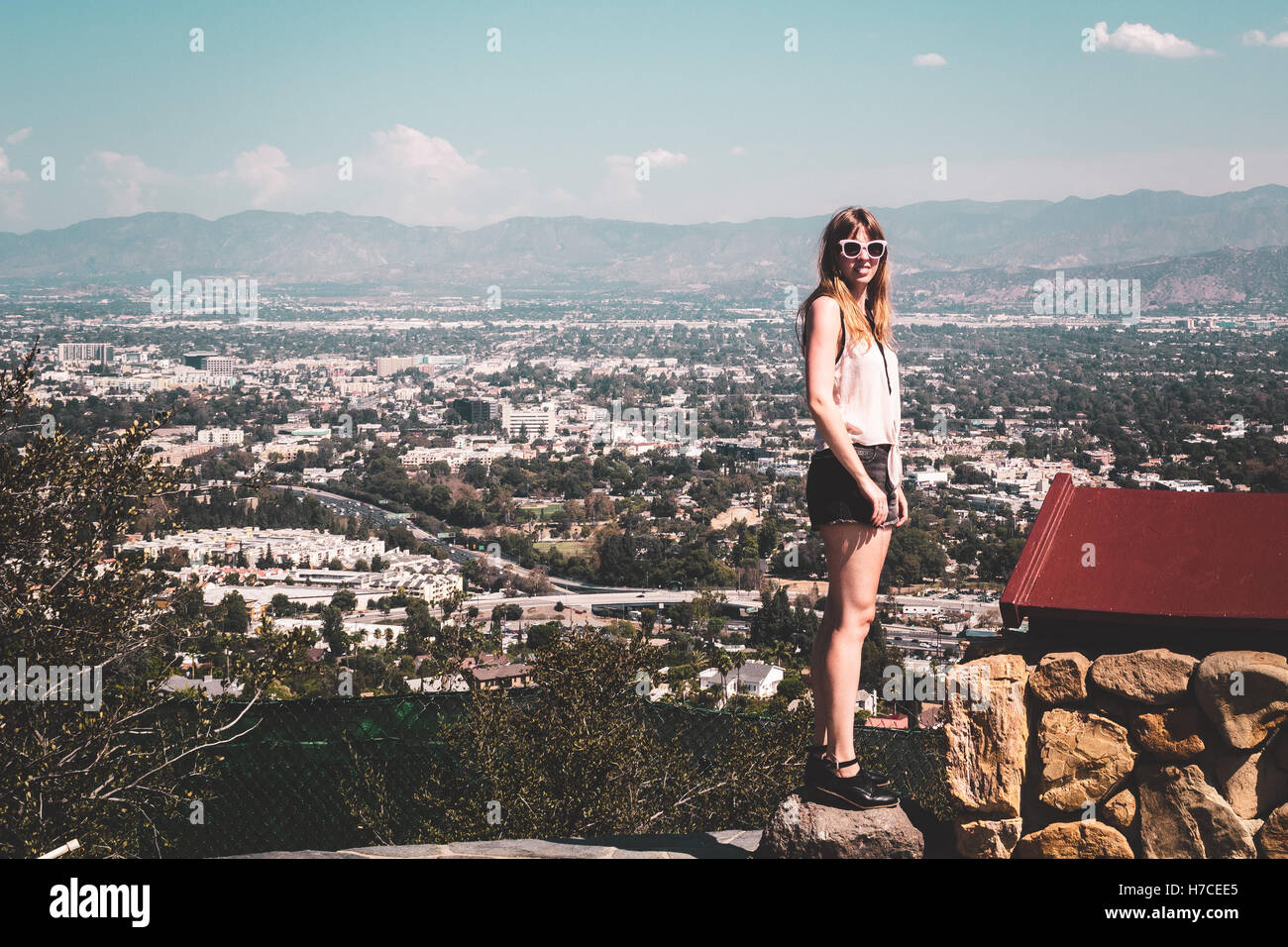 Foto de chica de Hollywood Hills con vista panorámica de Los Angeles Foto de stock
