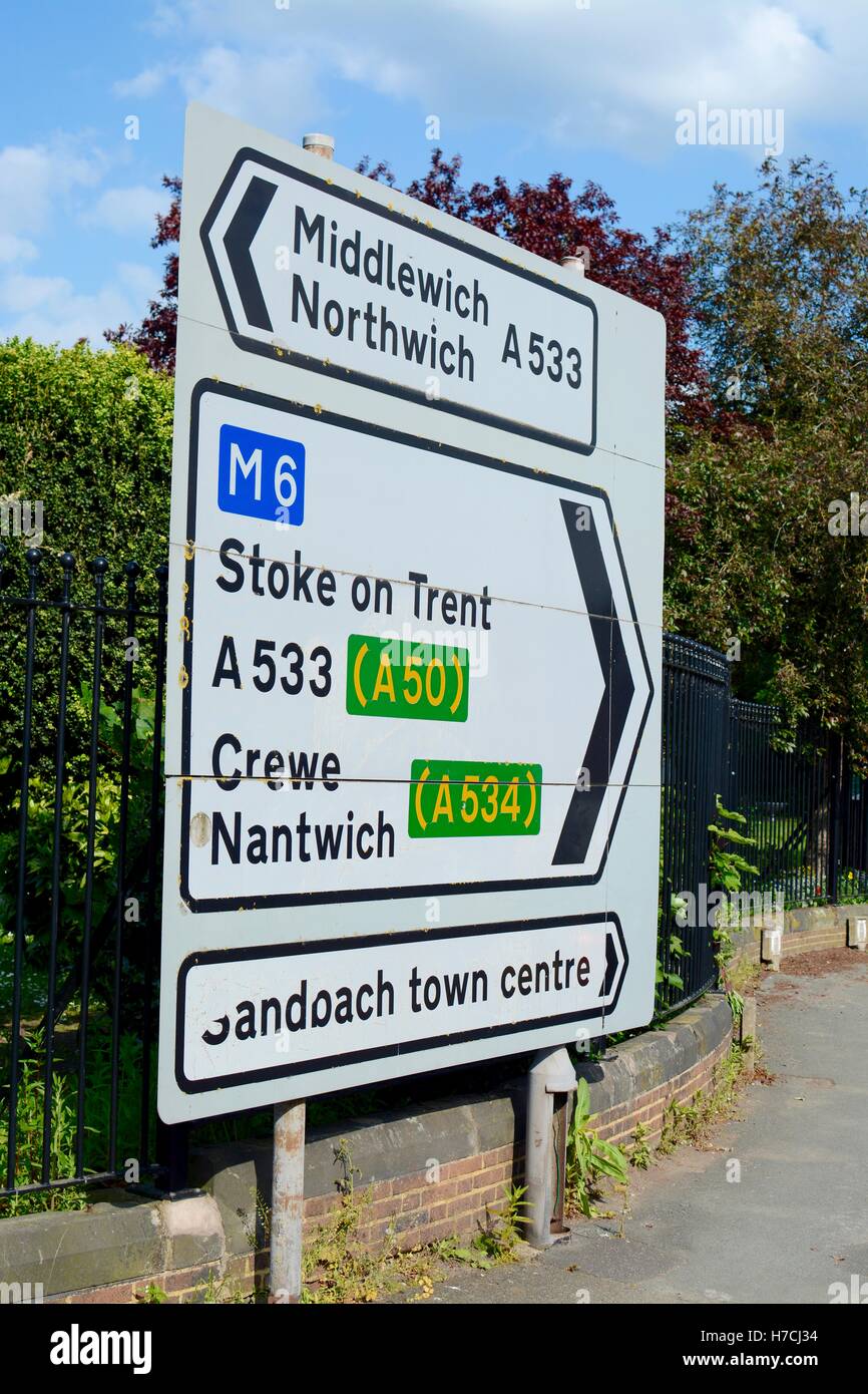 Señal de carretera - traffic cartel mostrando la dirección de Crewe y Nantwich, Middlewich, Northwich, Stoke on Trent y Sandbach, Sandbach Foto de stock