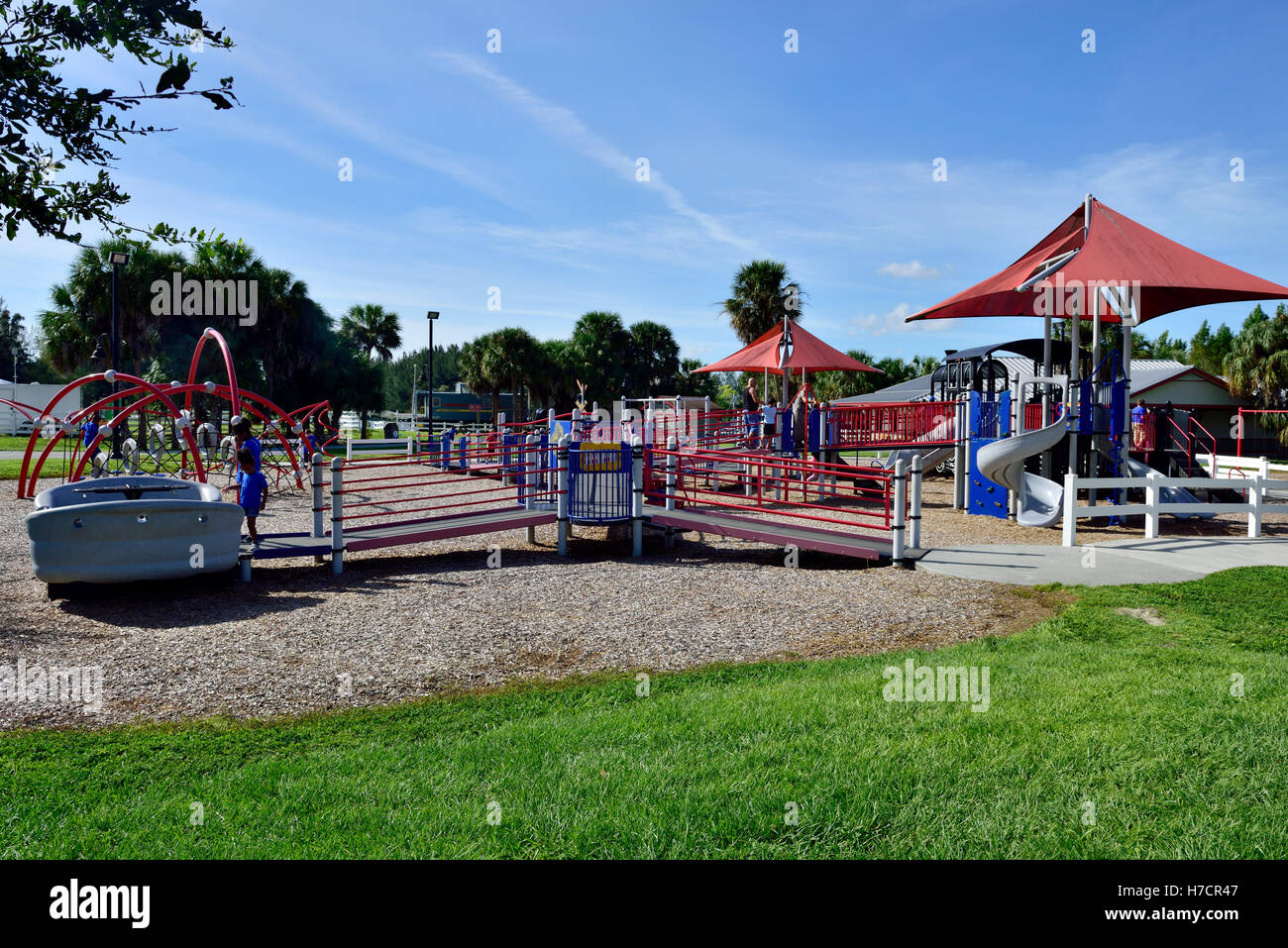 Área de juegos para niños parte de los lagos del Parque Regional, en Fort Myers, Florida Fotografía de stock - Alamy Área de juegos para niños parte de los lagos del Parque Regional, en Fort Myers, Florida Fotografía de stock - Alamy