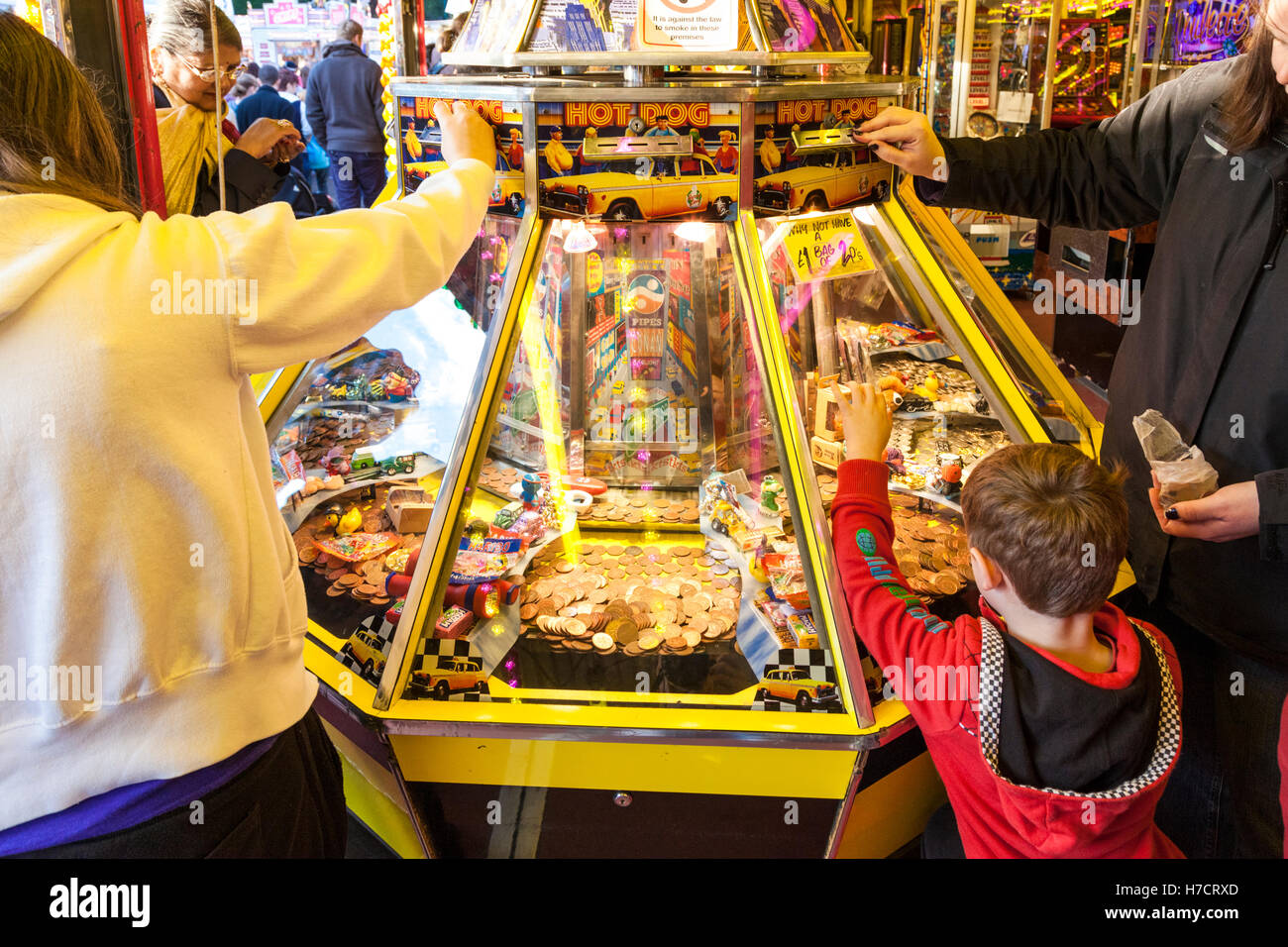 Personas jugando máquinas tragamonedas en una sala de juegos en Goose Fair, Nottingham, Inglaterra, Reino Unido. Foto de stock
