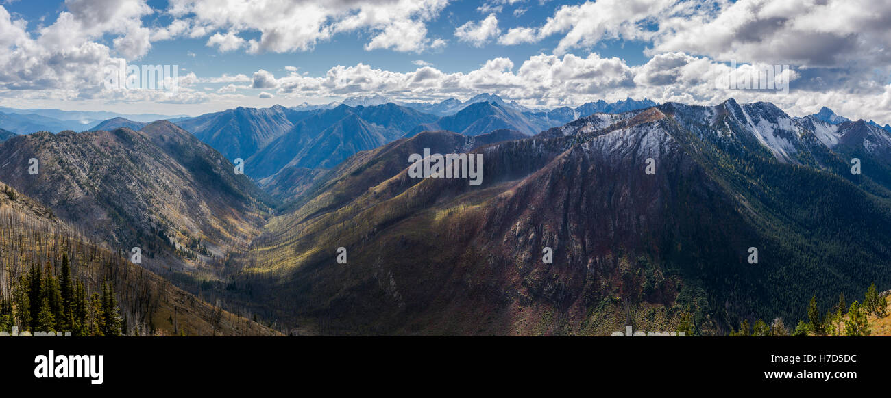 Vista panorámica de las montañas y los valles en las Cascadas del Norte. Washington, Estados Unidos. Foto de stock