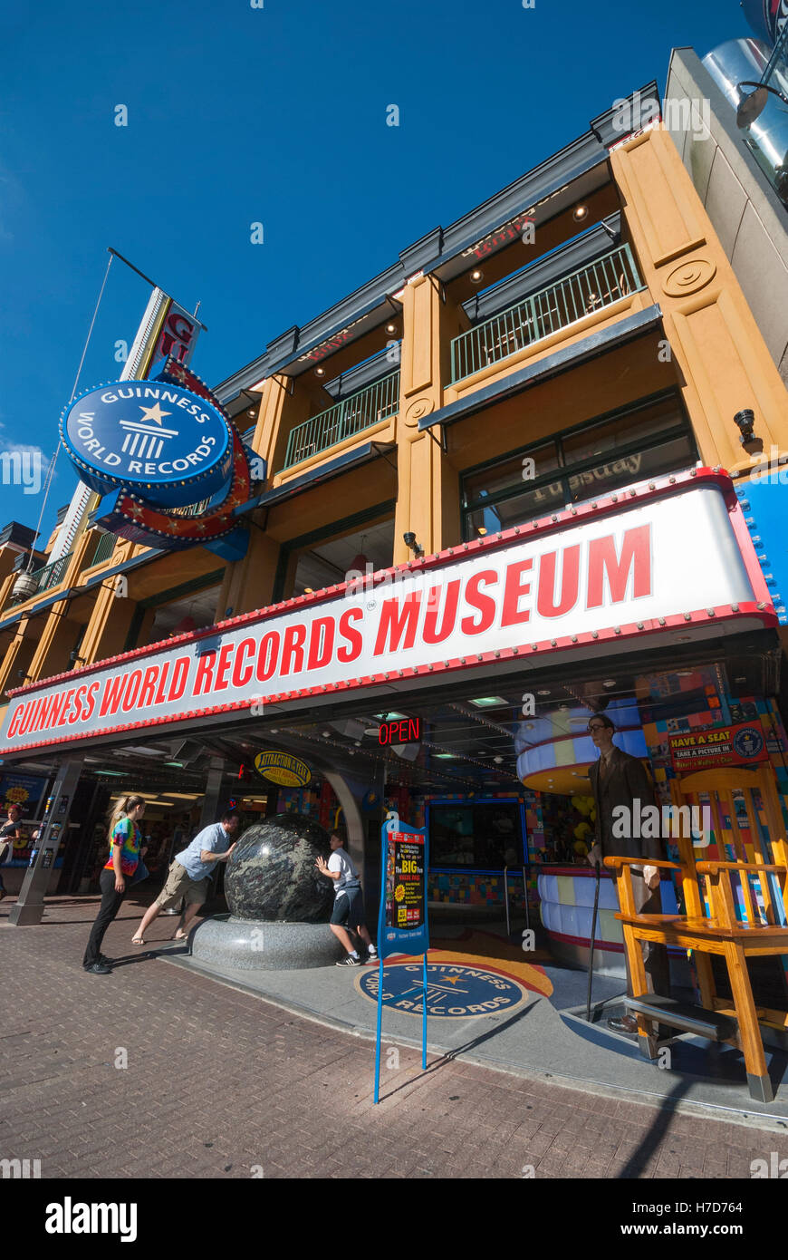 El museo Guinness World Records en Clifton Hill, una calle principal en las Cataratas del Niágara llena de extraños y hortera, atracciones turísticas Foto de stock
