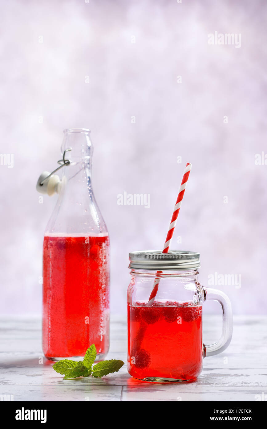 Bebidas de frutas de frambuesa con paja Foto de stock