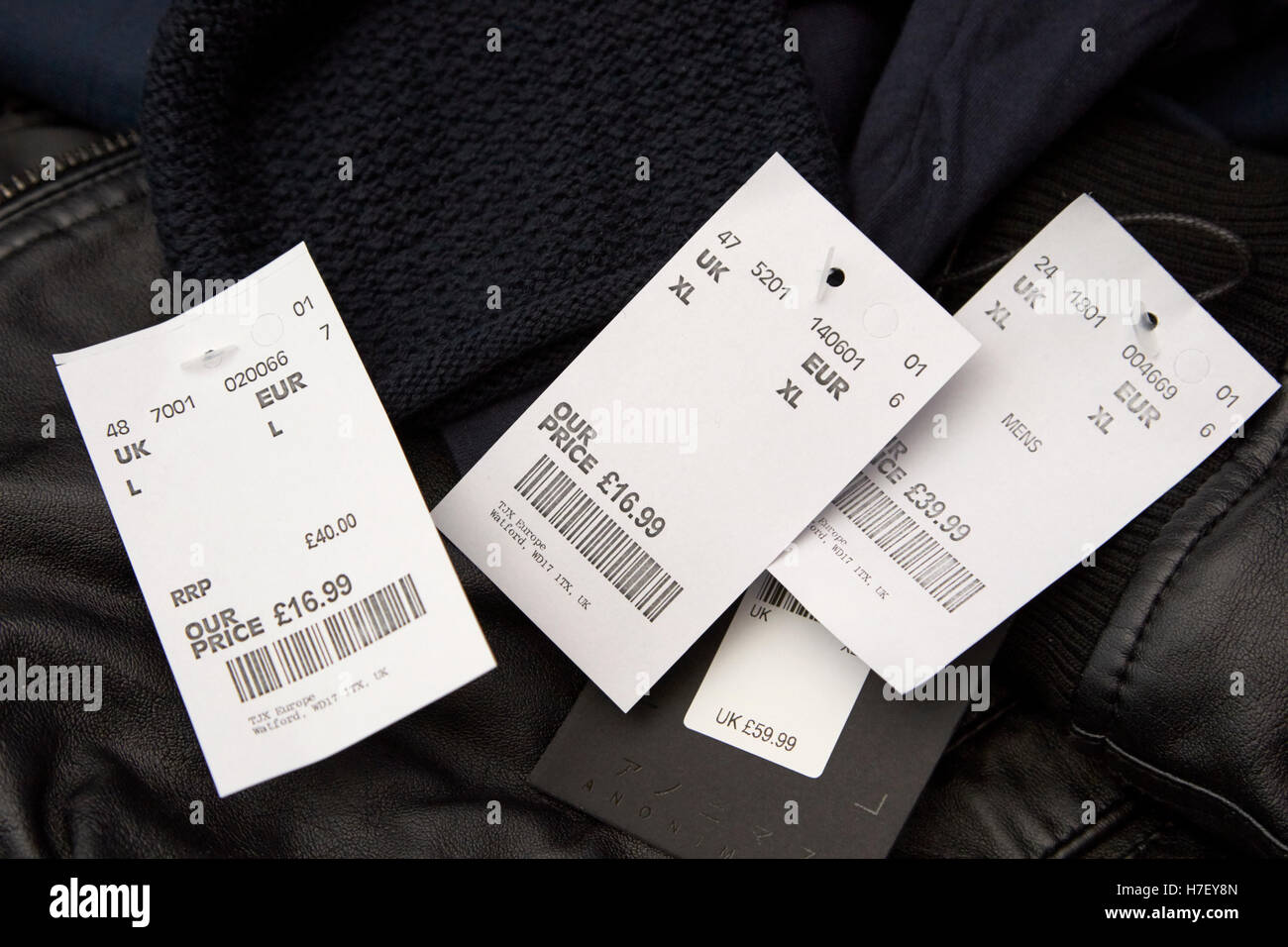 Precio reducido etiquetas en mens ropa Fotografía de stock Alamy