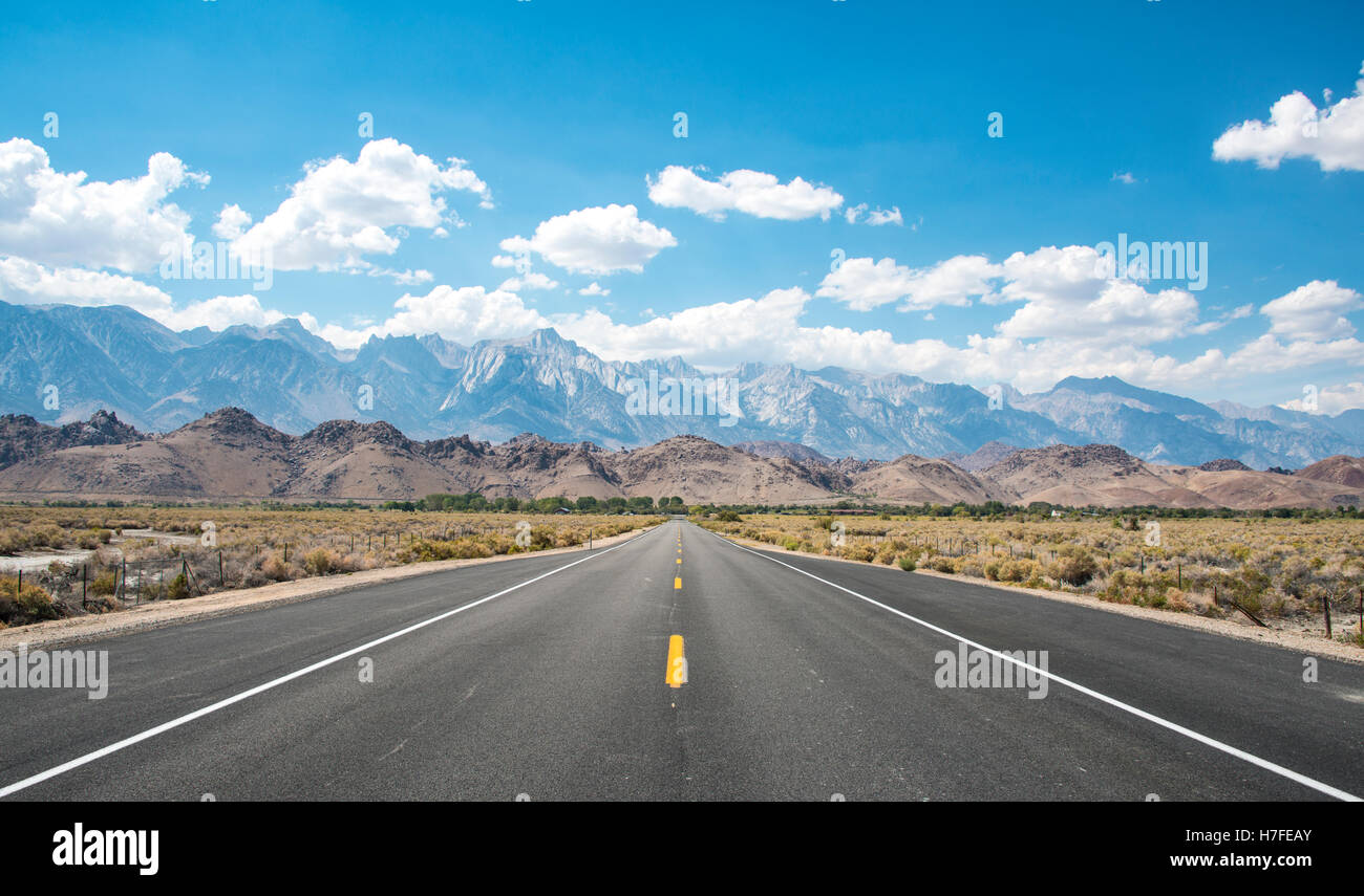 La autopista 136, Lone Pine, Sierra Nevada, montañas, California, EE.UU. Foto de stock