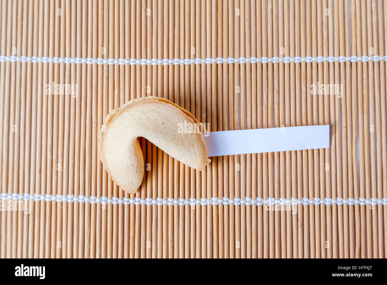 Fortune Cookie con deslizamiento en blanco sobre el bambú mat y copie el espacio Foto de stock