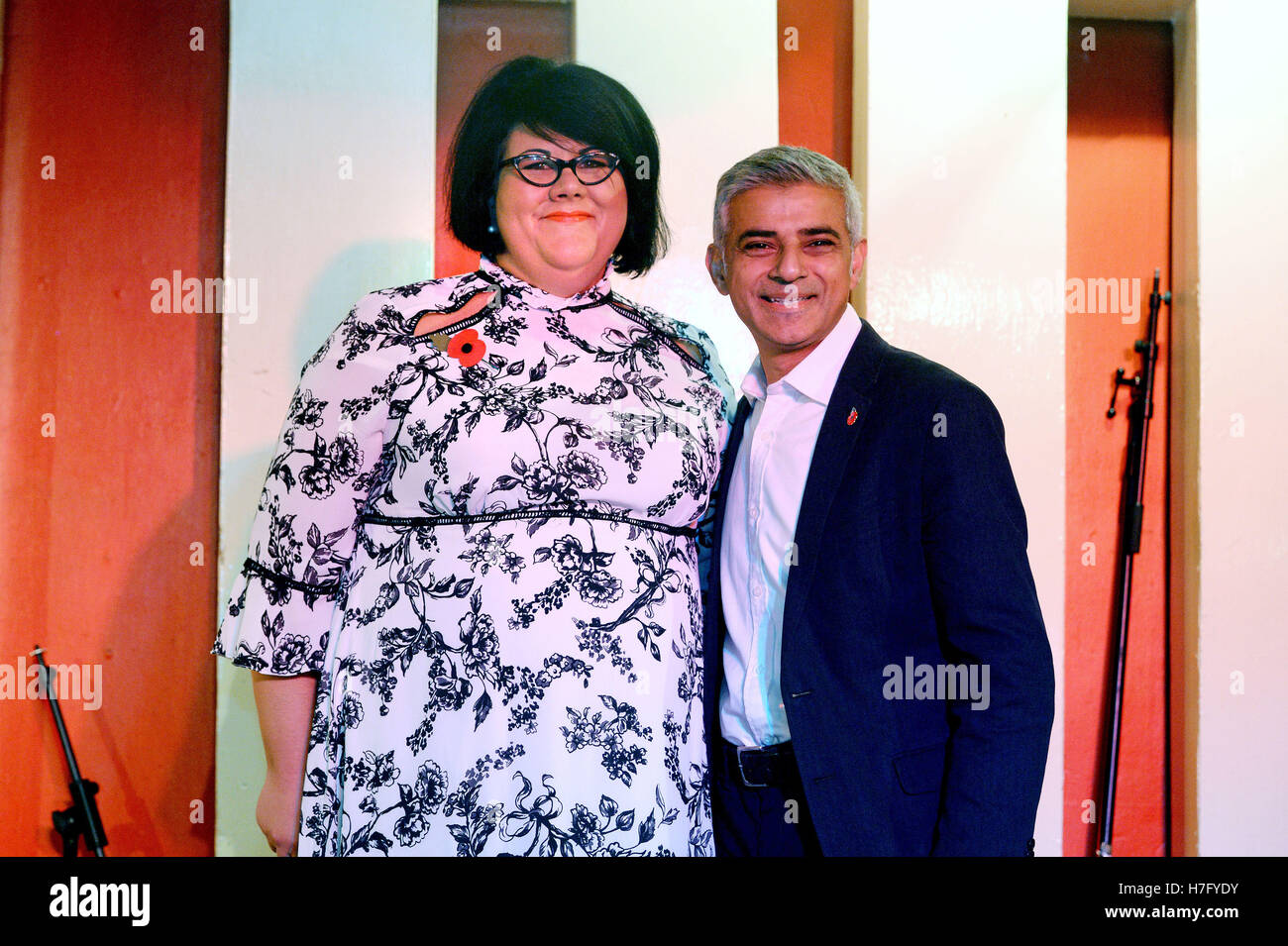 El Alcalde de Londres, Sadiq Khan, con Amy Cojo, quien ha sido designado como su primera noche zar en el 100 Club de Londres. Foto de stock