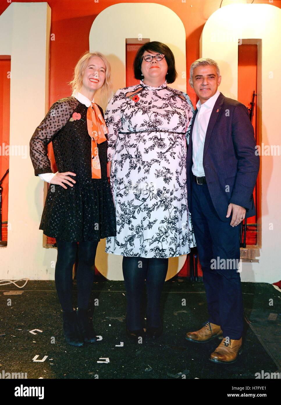 Teniente de Alcalde de cultura Justine Simons (izquierda) y el alcalde de Londres, Sadiq Khan, con Amy cojo (centro), quien ha sido designado como el primer zar de la noche de Londres, en el 100 Club de Londres. Foto de stock