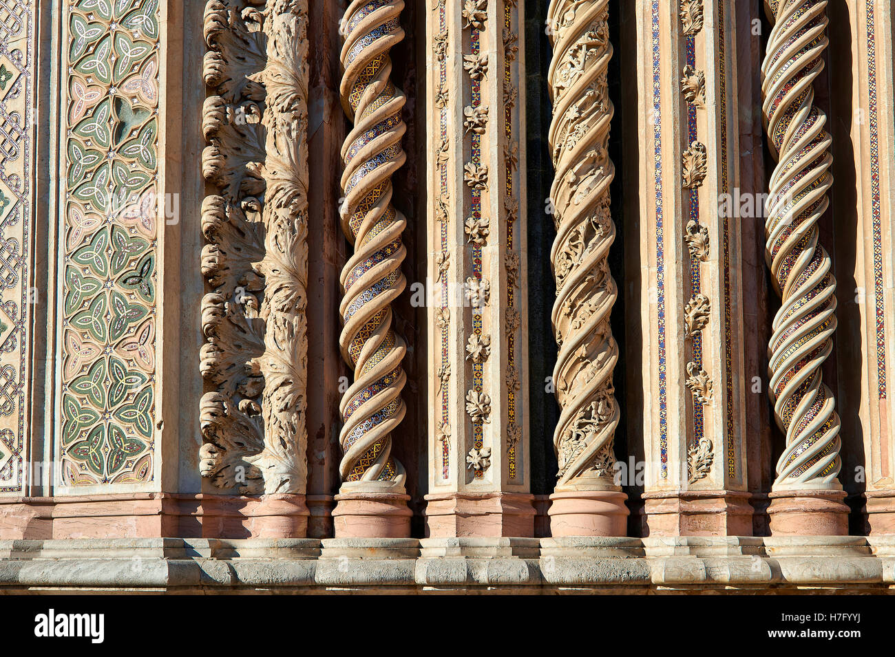 Gótica medieval Toscano decorativo esculpido torcer pilar, del siglo xiv, la fachada de la catedral Duomo Orvieto, Umbría. Foto de stock