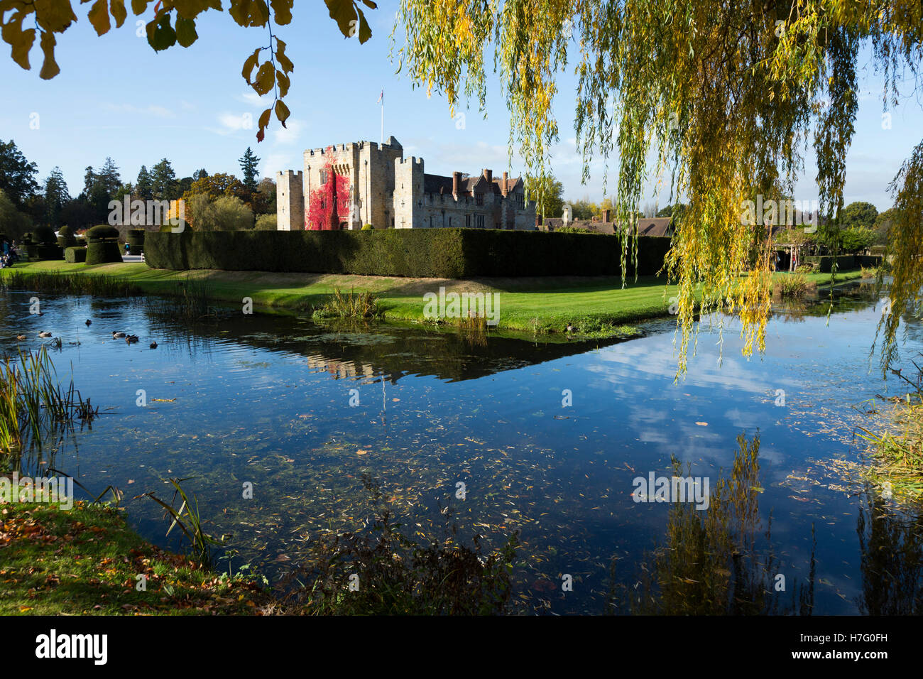 Hever Castle & foso, antigua casa de Anne Boleyn, vestidos con el Rojo otoñal reductor de Virginia & blue sky / cielo soleado / Sol. Kent UK Foto de stock