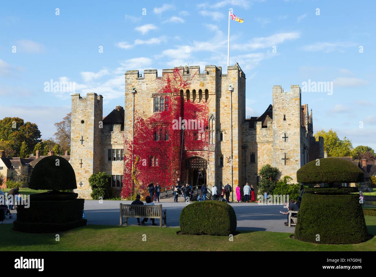 Hever Castle & foso, antigua casa de Anne Boleyn, vestidos con el Rojo otoñal reductor de Virginia & blue sky / cielo soleado / Sol. Kent UK Foto de stock