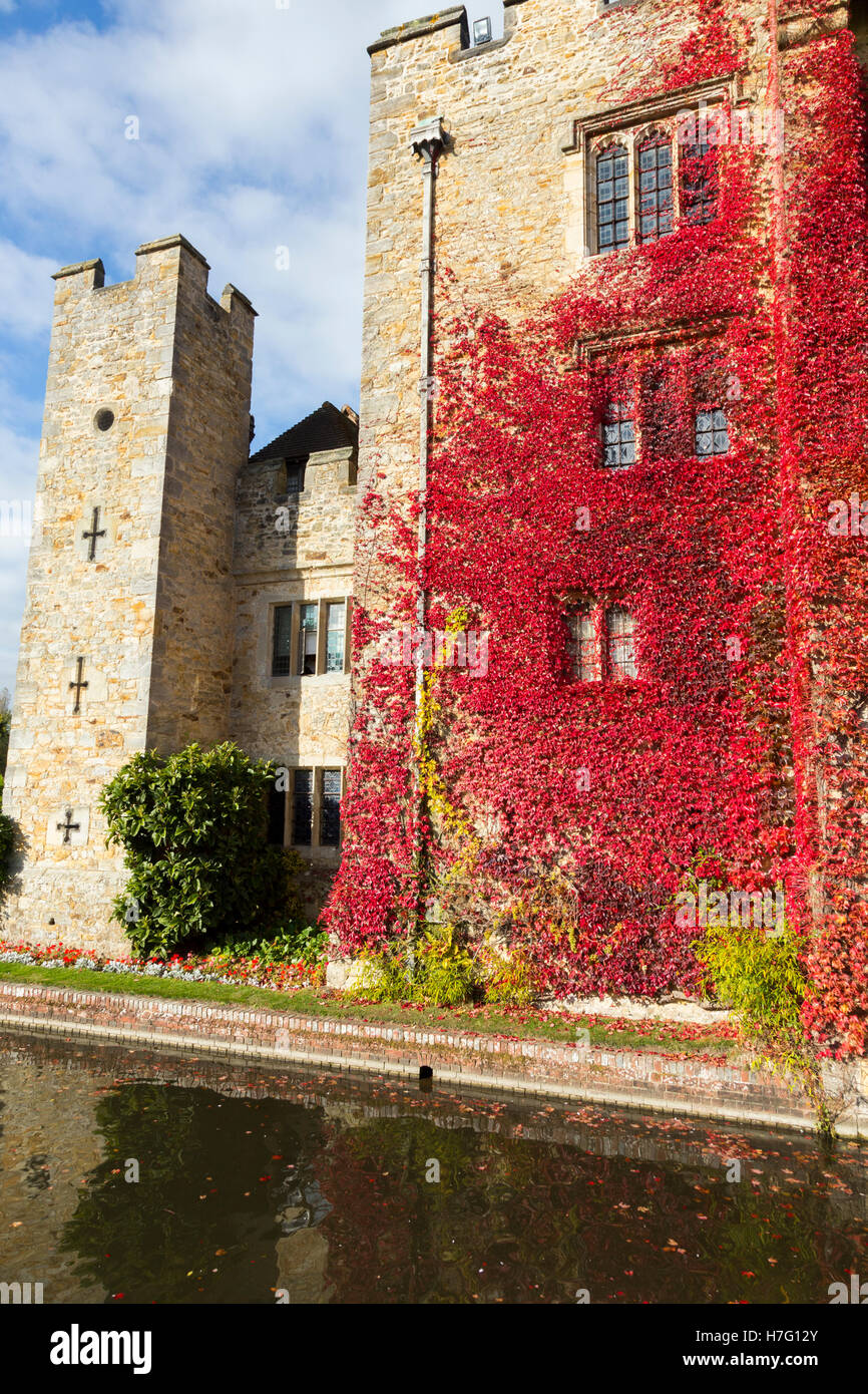 Hever Castle & foso, antigua casa de Anne Boleyn, vestidos con el Rojo otoñal reductor de Virginia & blue sky / cielo soleado / Sol. Kent UK Foto de stock