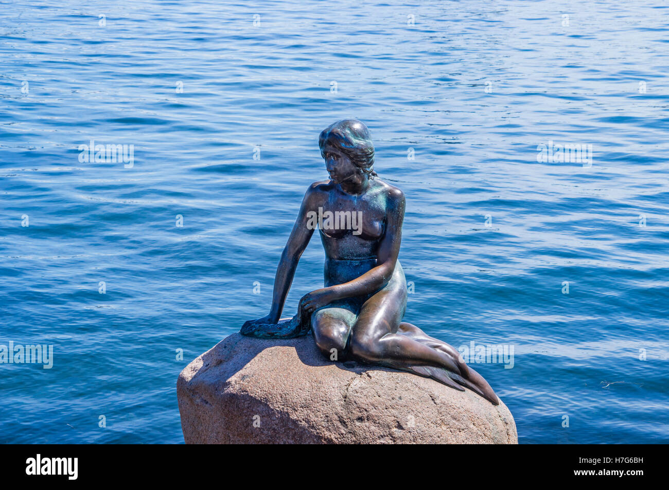Dinamarca, Zelanda, Copenhague, la Sirenita estatua de bronce en Langelinie promenade Foto de stock