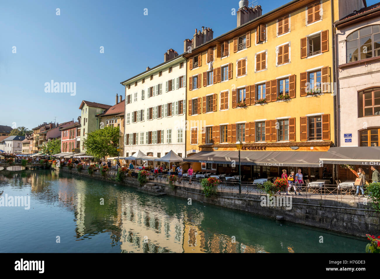 Annecy. Canal Thiou y la "Vieille Ville" de Annecy, Haute Savoie, Francia, Europa Foto de stock