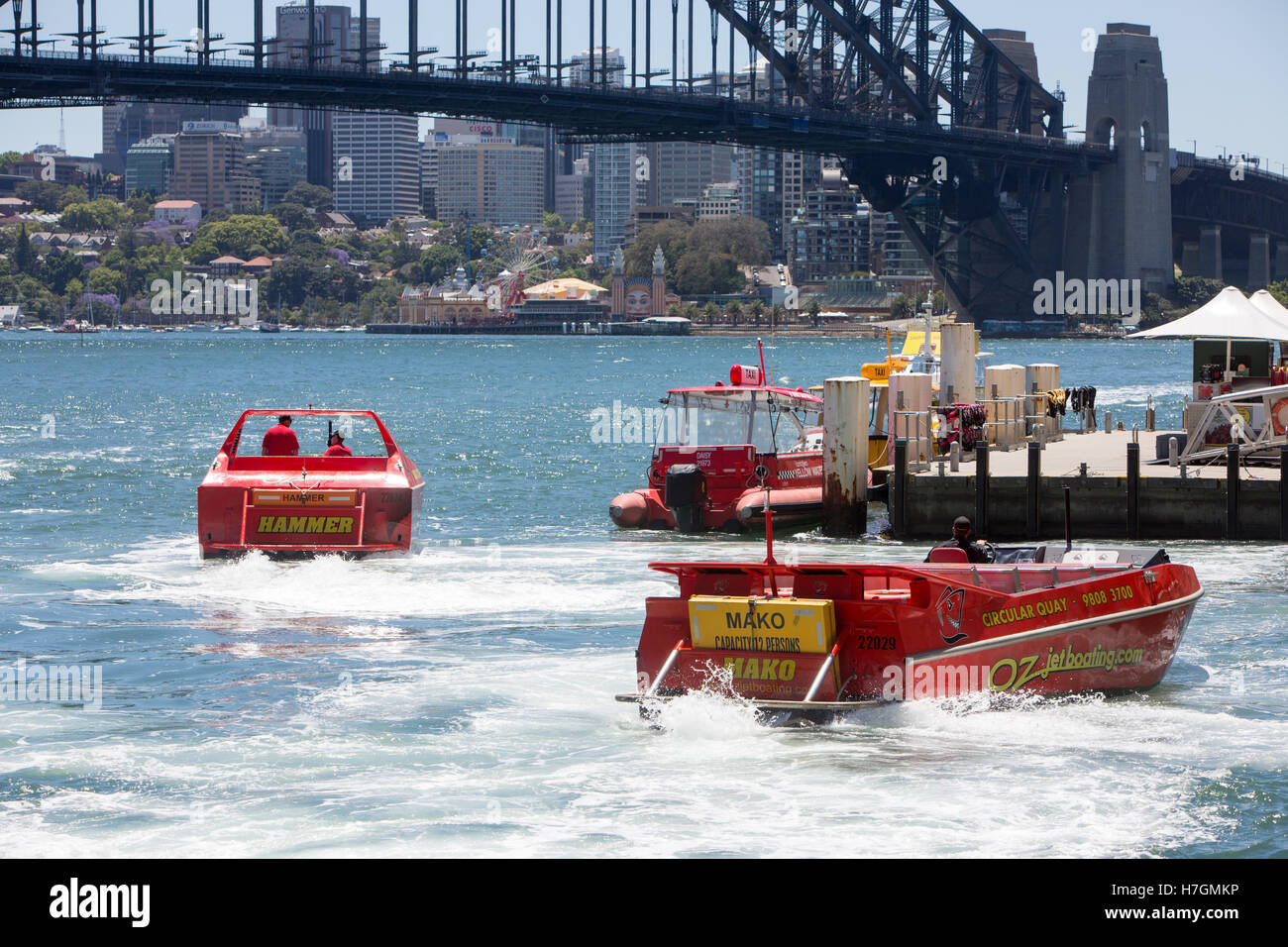 Sydney Harbour Bridge y oz jet boating emociones en Circular Quay, Sydney, Australia Foto de stock