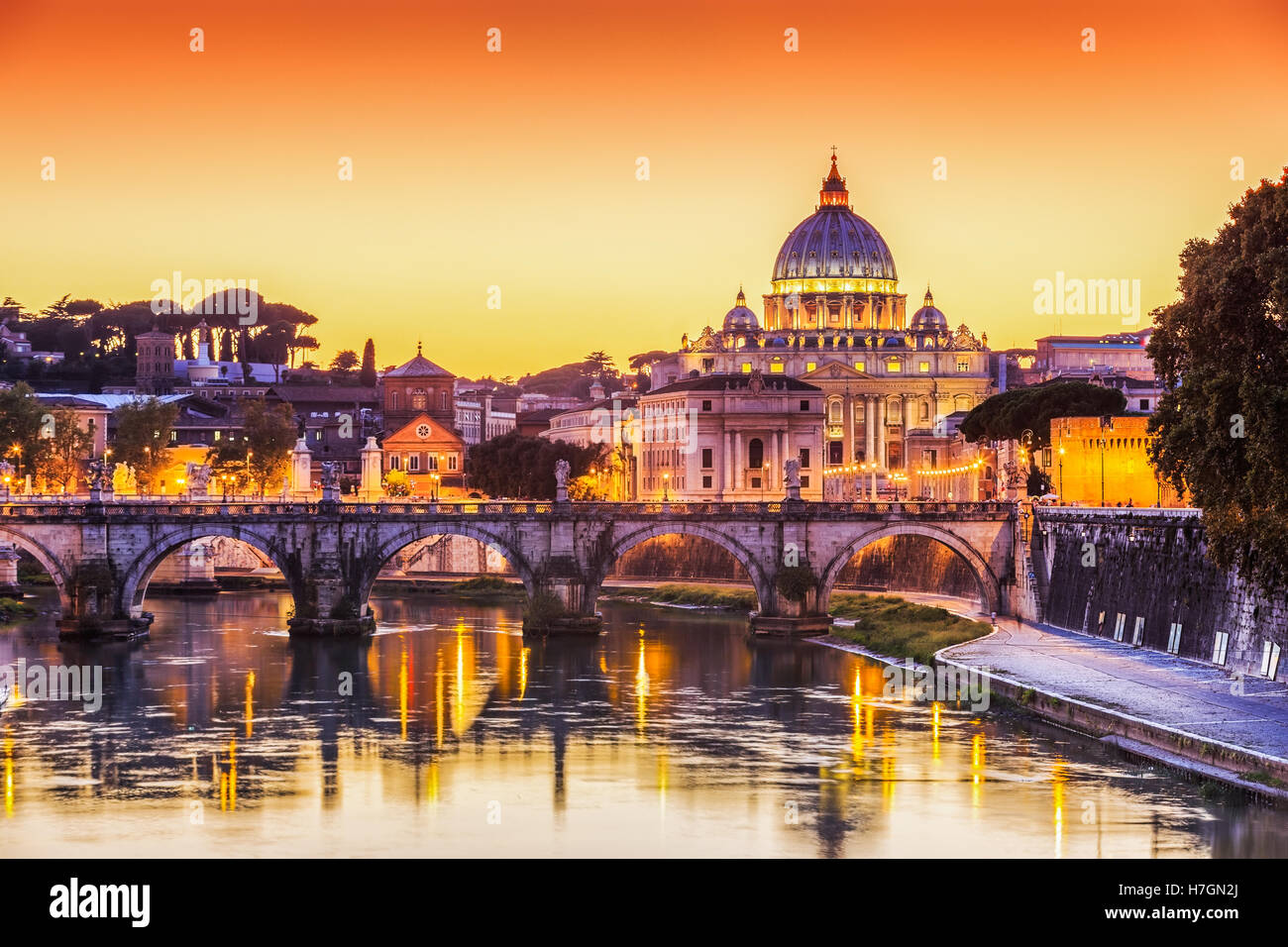 Basílica de San Pietro y Ponte San Angelo al atardecer. Roma, Italia Foto de stock
