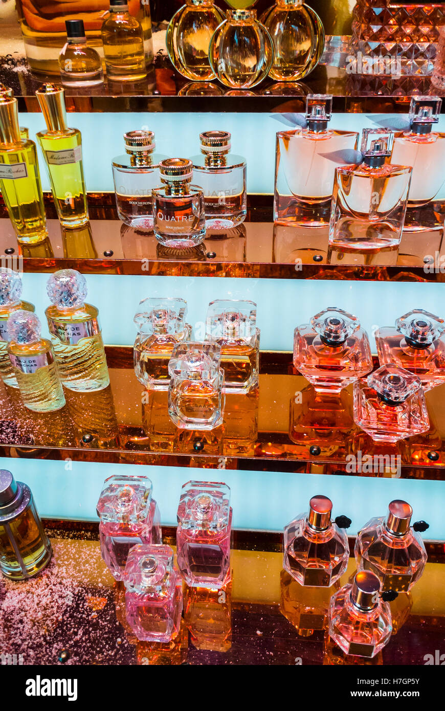Frascos de perfume francés fotografías e imágenes de alta resolución - Alamy