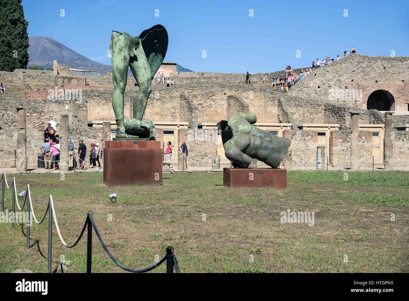 Dos esculturas de bronce y contemporáneo antigua Pompeya , sitio arqueológico, región de Campania, Italia Foto de stock