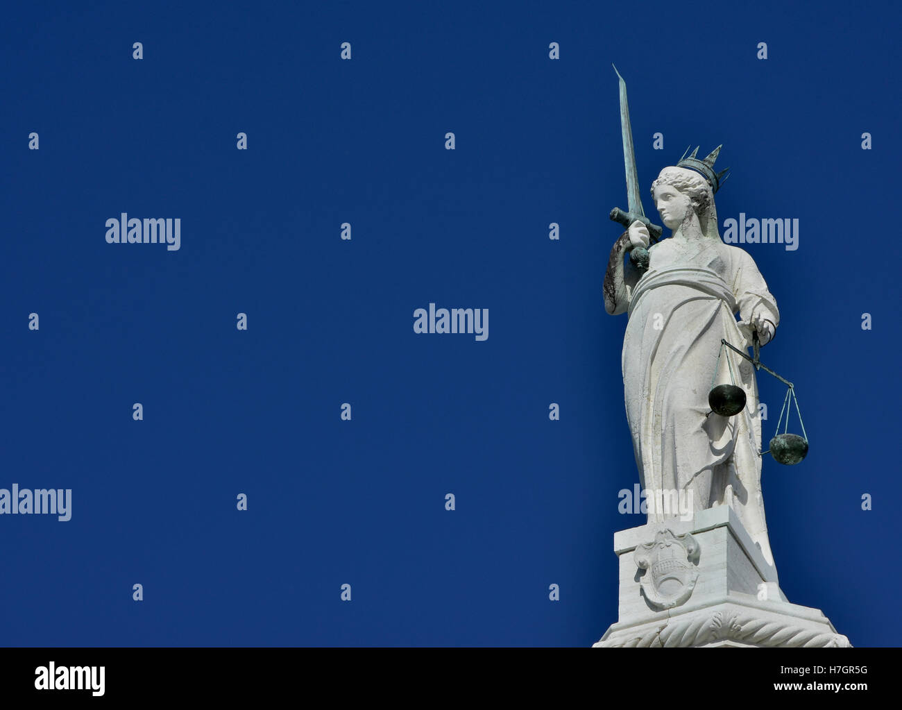 La estatua de la diosa de la justicia con la balanza y espada, en la parte superior del Palacio Ducal de Venecia (con copia espacio) Foto de stock