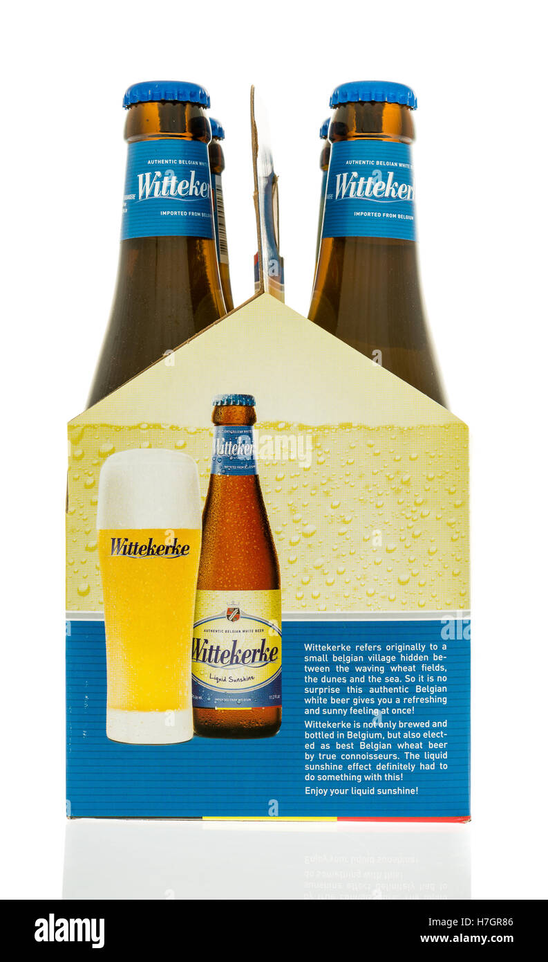 Winneconne, WI - 3 de noviembre de 2016: Seis pack de cerveza Wittekerke aislado sobre un fondo. Foto de stock
