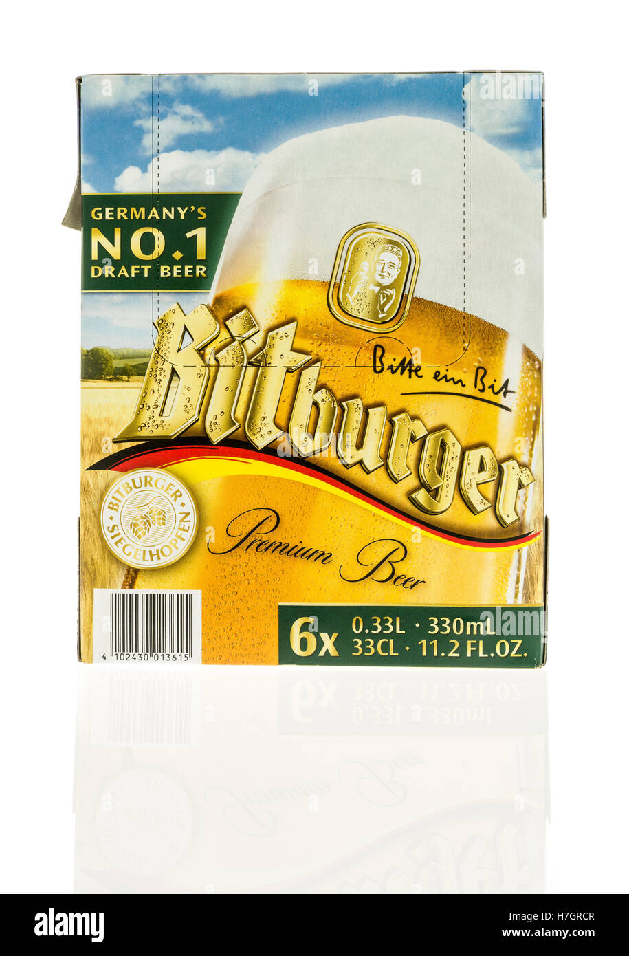 Winneconne, WI - 3 de noviembre de 2016: Seis pack de cerveza Bitburger aislado en un segundo plano. Foto de stock