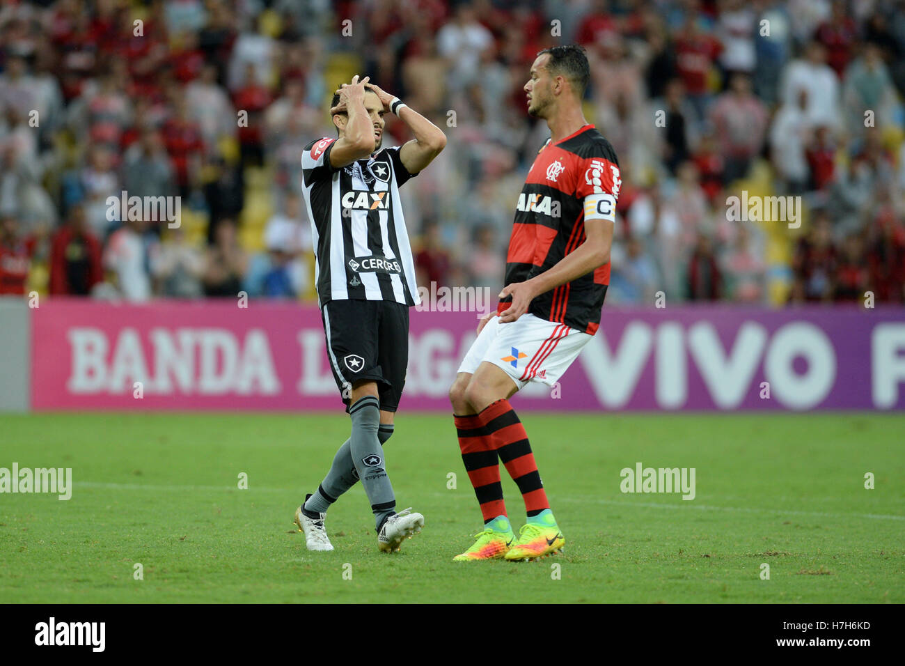 Río de Janeiro, Brasil. El 05 Nov, 2016. Rodrigo Pimpão lamenta objetivo incumplido de Botafogo Flamengo x la 34ª ronda del Campeonato celebrado en el Maracanã, en Rio de Janeiro, RJ. Crédito: Celso Pupo/FotoArena/Alamy Live News Foto de stock