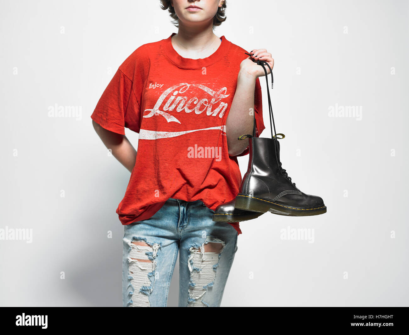 Jovencita con botas y jeans rajados Fotografía de stock - Alamy