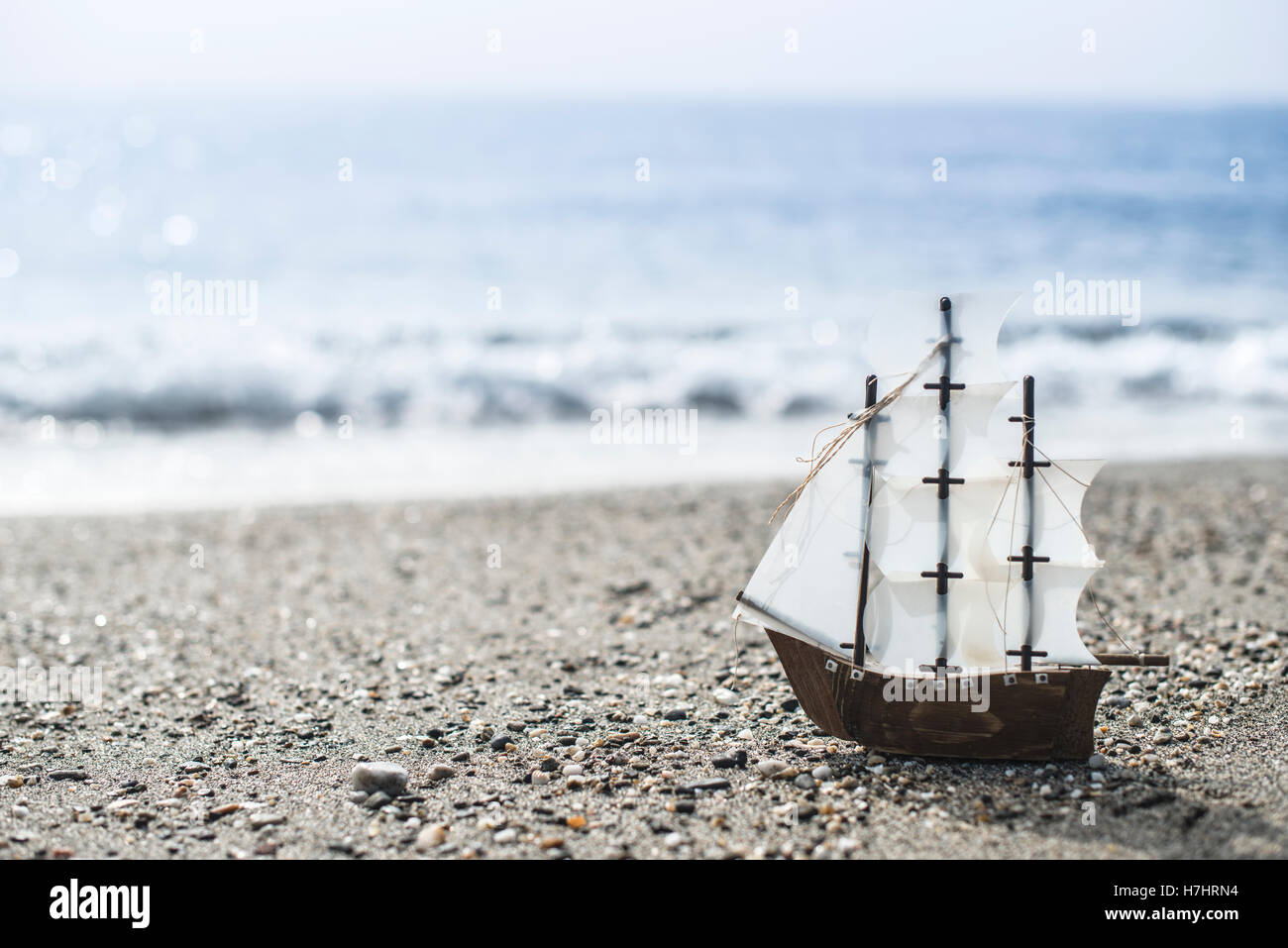 Modelo de barco de vela en la playa Foto de stock