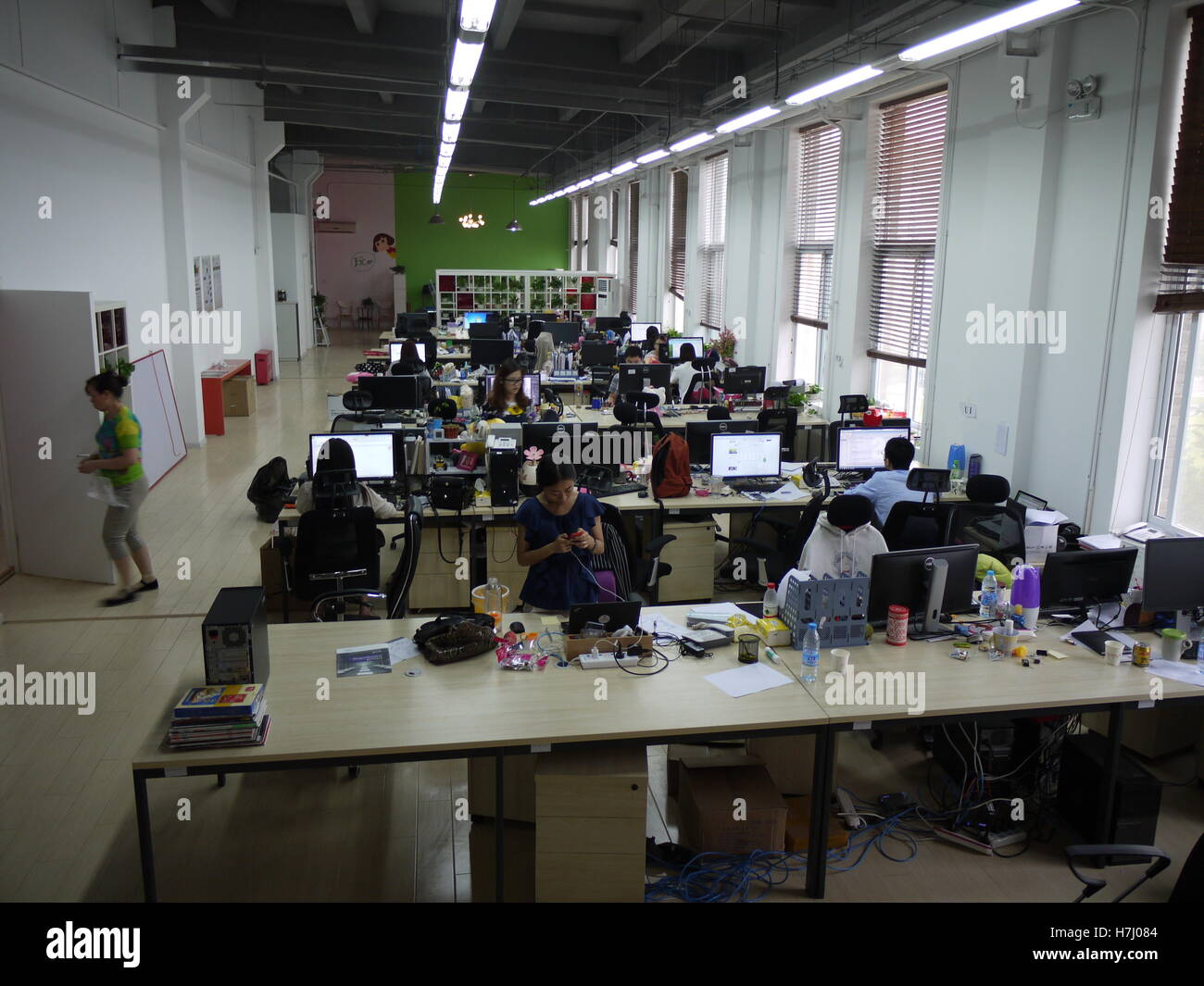 Oficina de un inicio en Beijing, China, en la zona de Zhongguancun, el silicon valley local Foto de stock