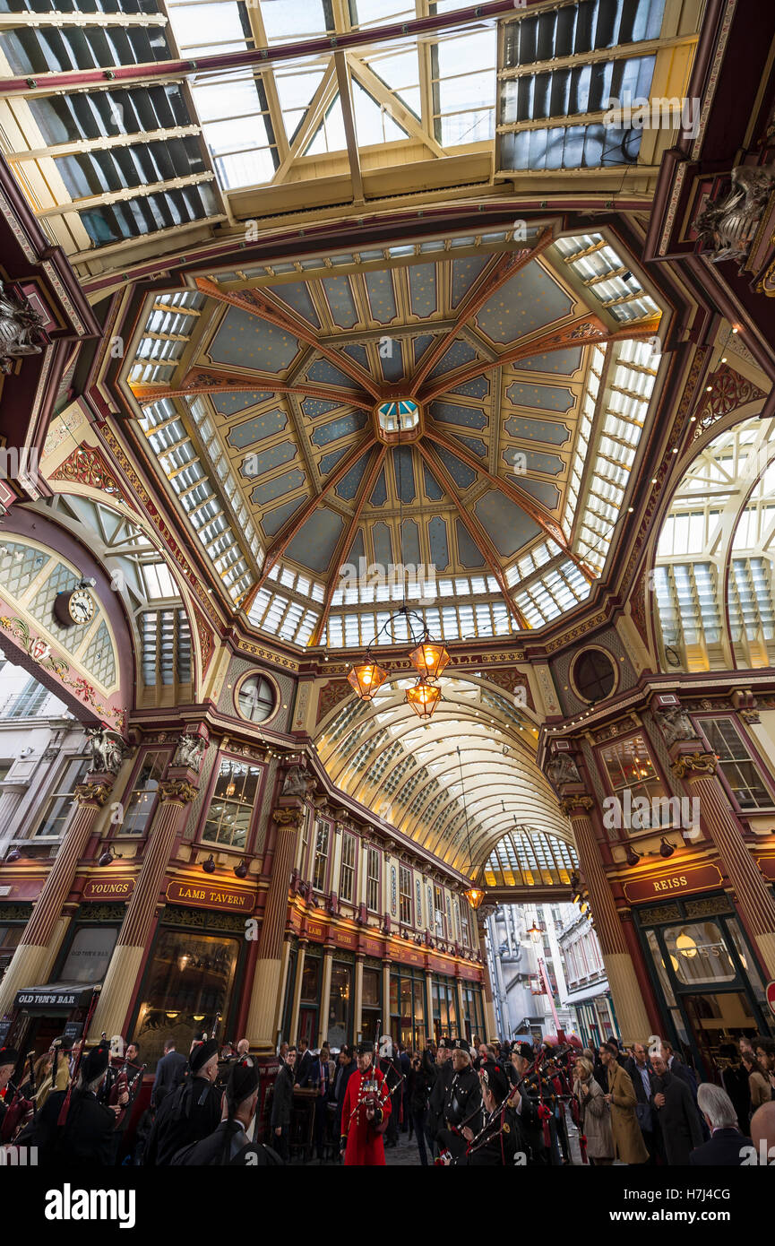 Londres - Noviembre 3, 2016: Los visitantes se reúnen bajo la arcada del Victoriano Leadenhall Market, un histórico centro de atracción turística. Foto de stock