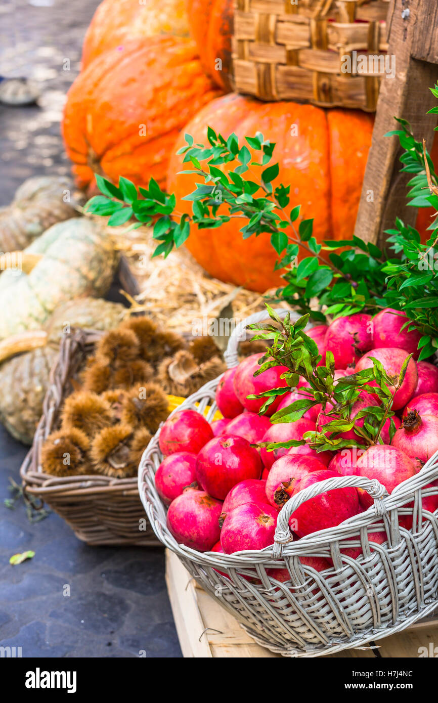 Bodegón con mercado de frutas y verduras en cestas Foto de stock