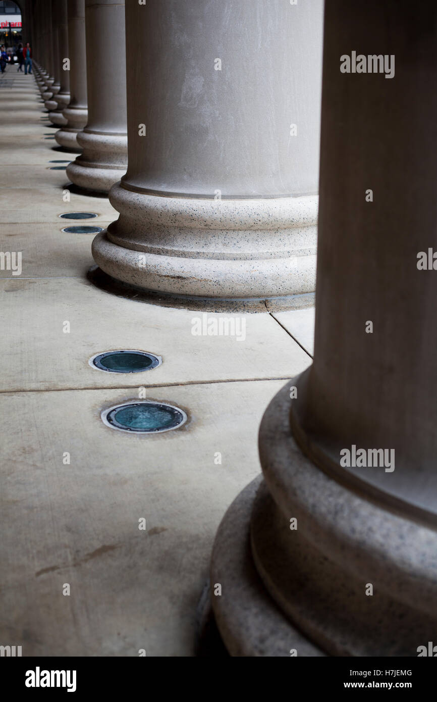 Columnas en el exterior de las estaciones de unión en Chicago Foto de stock