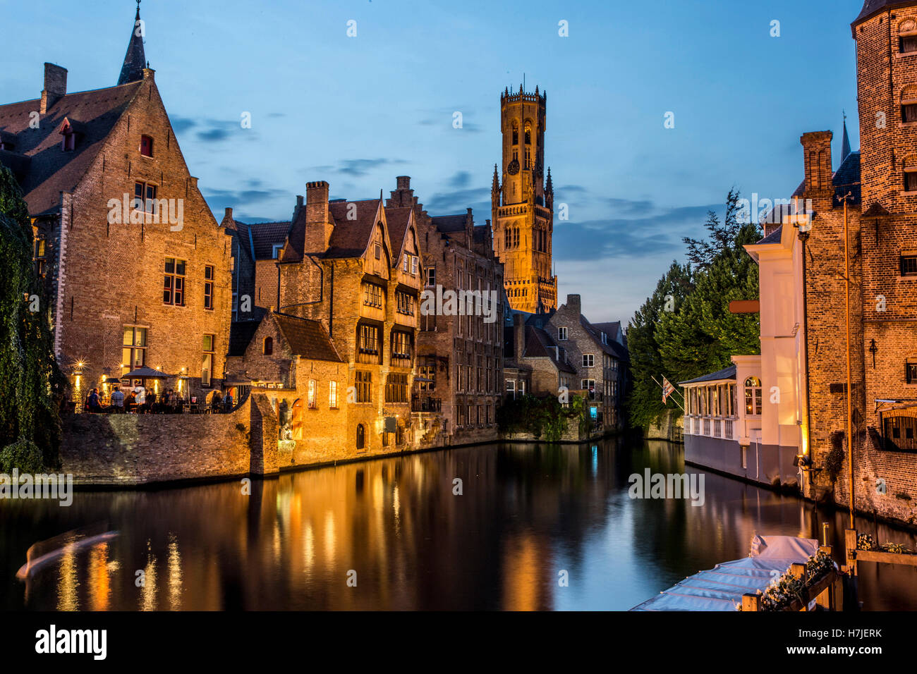 Vista nocturna de viejas Brujas, Bélgica Foto de stock