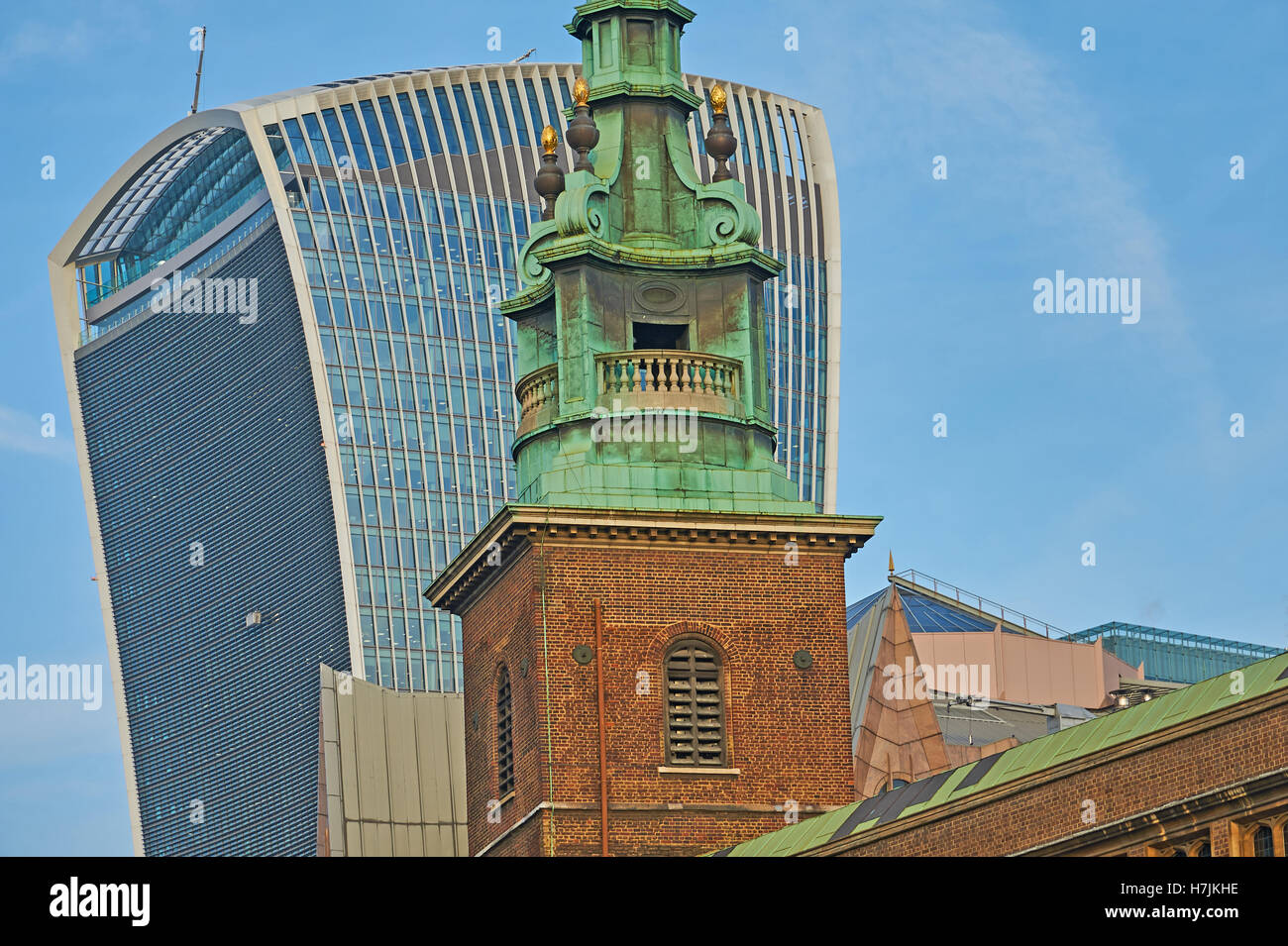 Viejos y nuevos edificios forman la línea del cielo en la ciudad de Londres. Foto de stock