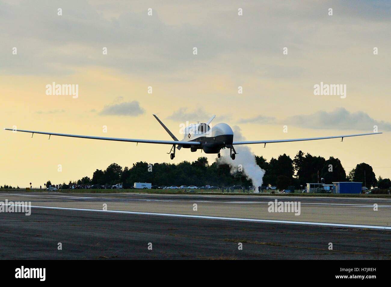 El MQ-4C Triton aviones no tripulados se prepara para aterrizar en la pista de aterrizaje en la Estación Aeronaval Patuxent River después de completar su primer vuelo de cross-country de California el 18 de septiembre de 2014 en Maryland. Foto de stock