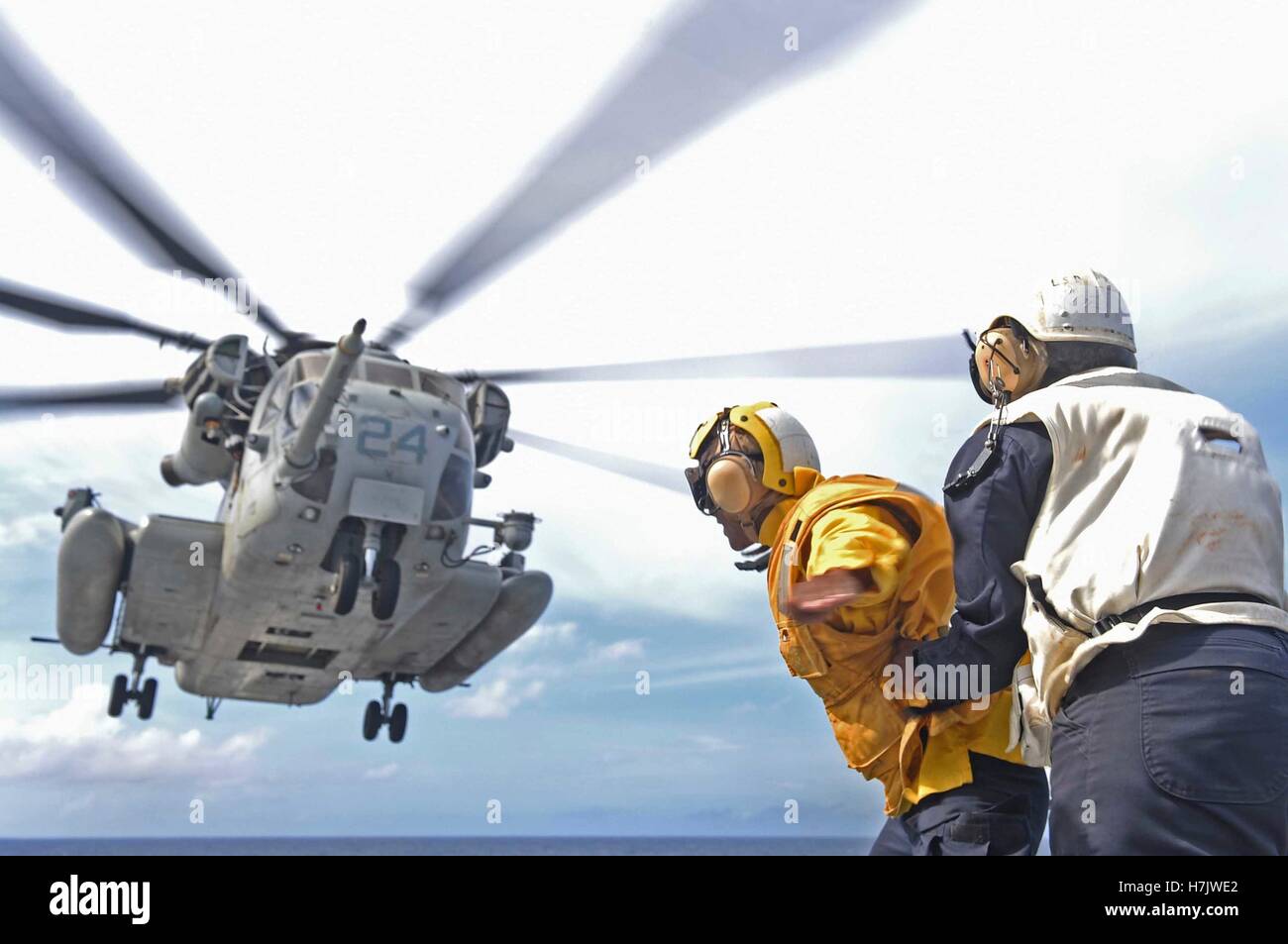 Soldados de EE.UU. como una señal del tipo CH-53E Super Stallion helicóptero lanzamientos desde la cubierta de vuelo del USN Whidbey Island clase base anfibia desembarque barco USS Ashland el 17 de agosto de 2014 en el Océano Pacífico. Foto de stock