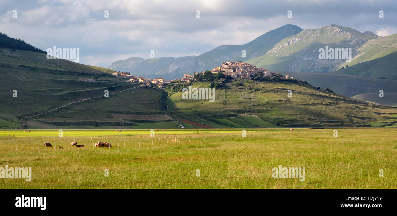 Castelluccio di Norcia antes del terremoto de 2016 fantástico Foto de stock
