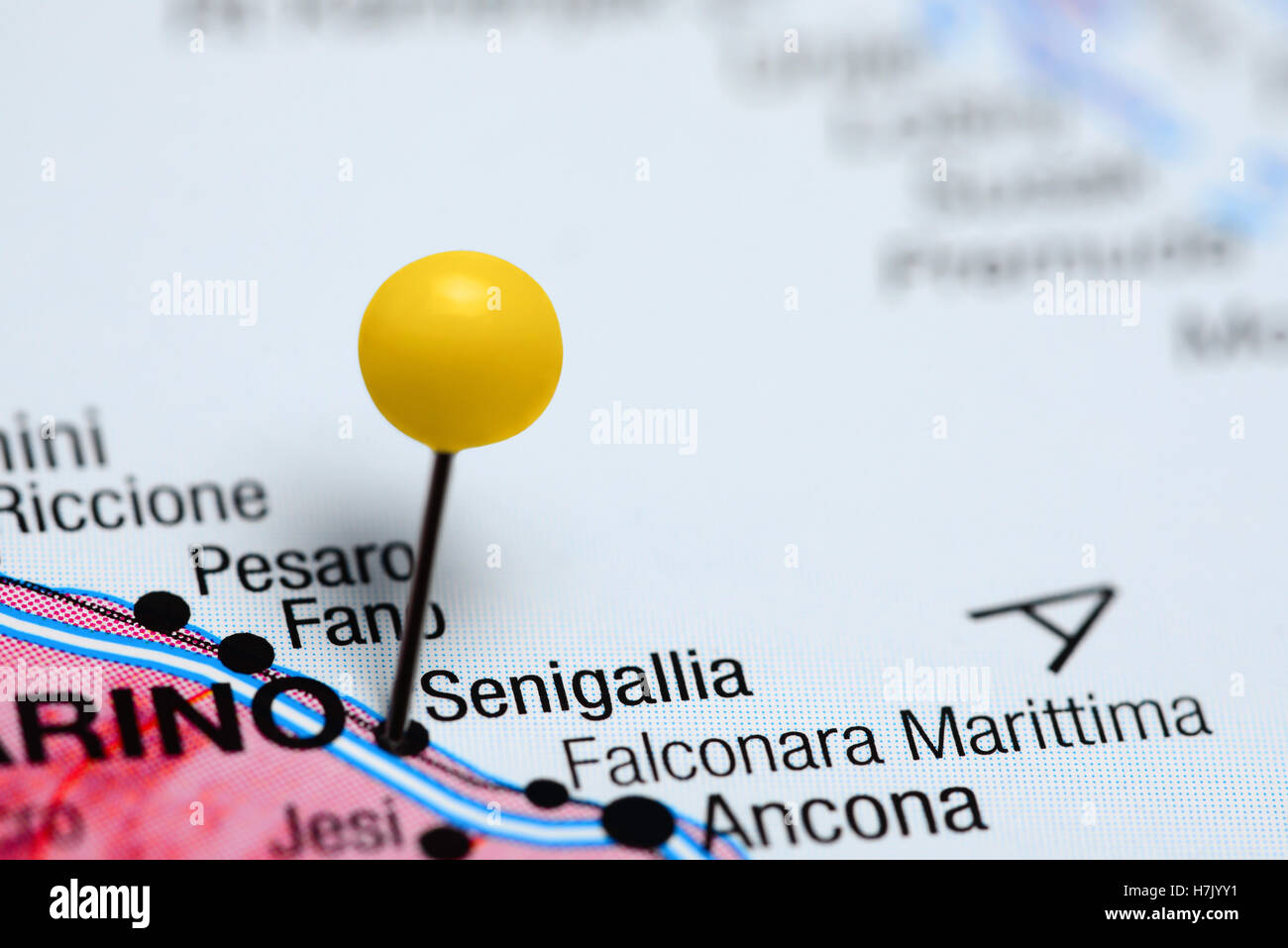 Senigallia anclado en un mapa de Italia Foto de stock