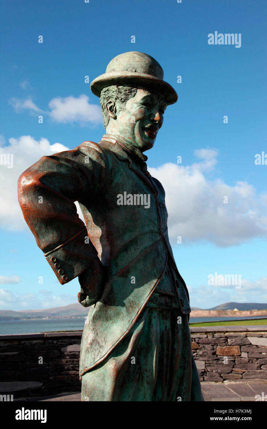 Estatua de bronce de Charlie Chaplin en Waterville, su favorito de la ciudad balnearia de Irlanda Foto de stock