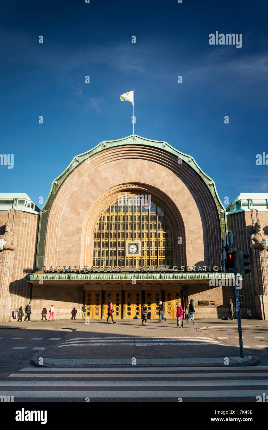 El centro de Helsinki, y la estación de trenes de la ciudad y de la calle histórica en Finlandia Foto de stock