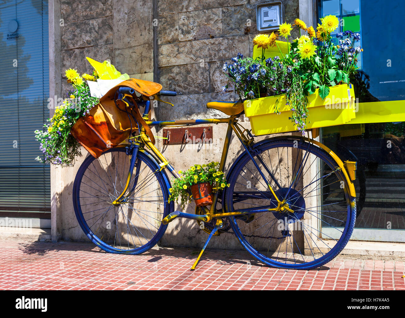 Calles con decoración floral en bicicleta. Foto de stock